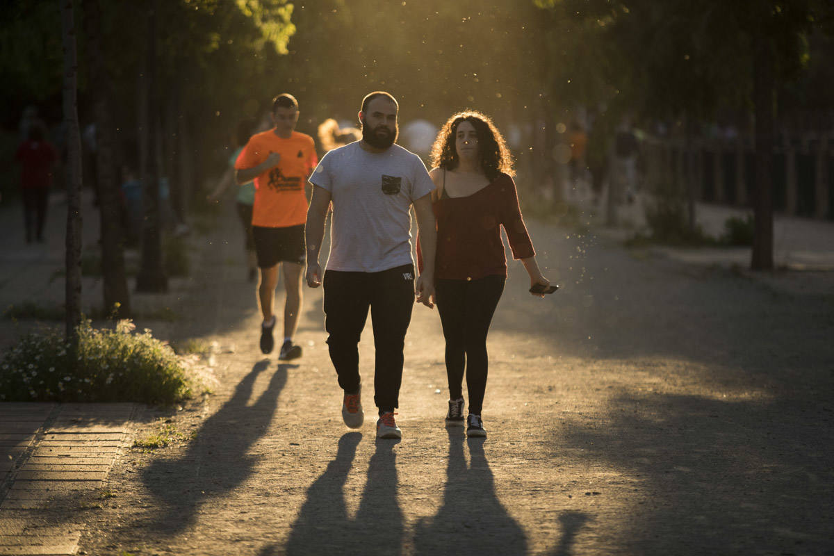 Las calles de la ciudad se han llenado de ciudadanos que han salido a las calles y plazas a partir de las 20.00 horas 