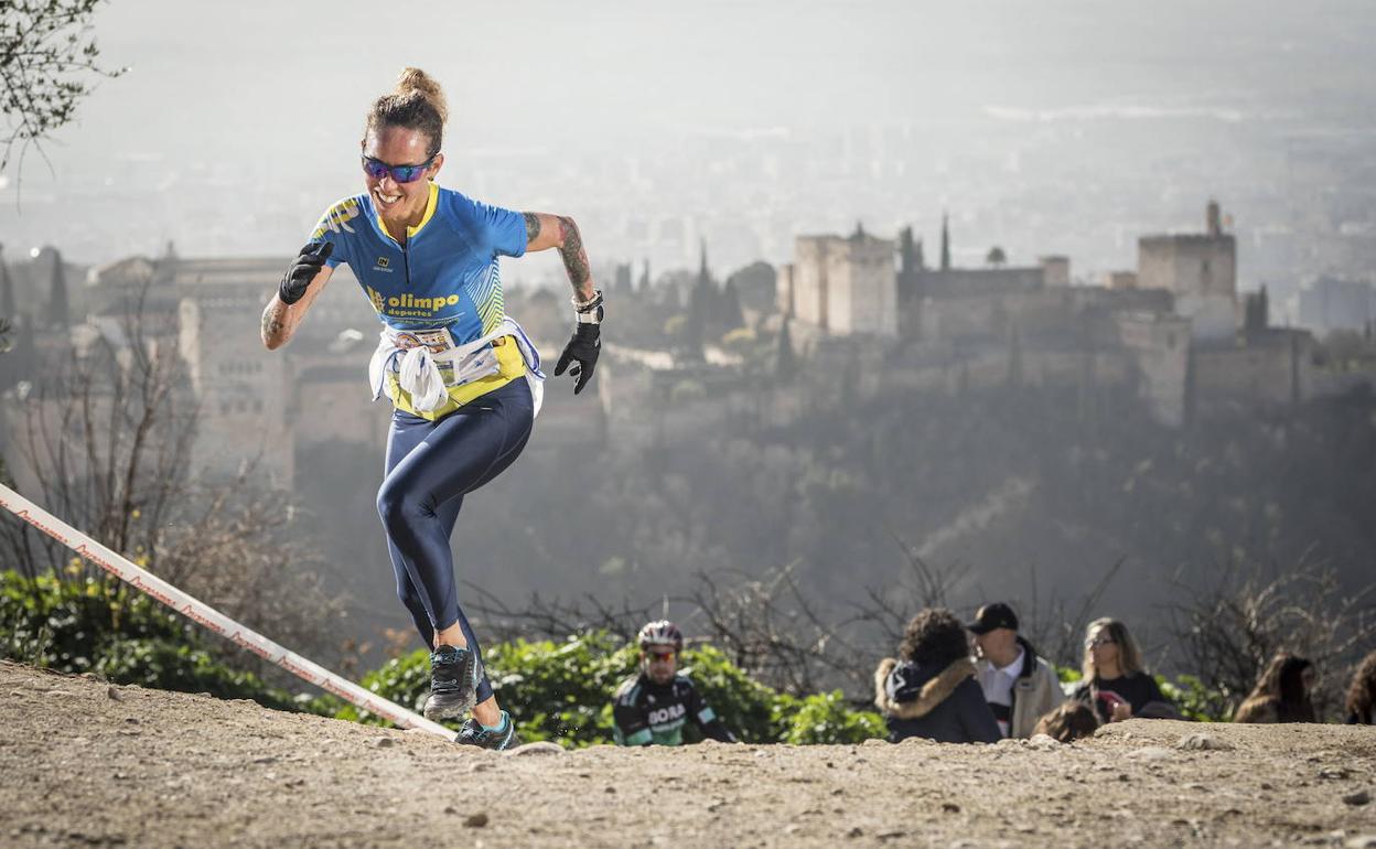 Una deportista sube a San Miguel Alto en la última San Silvestre Alhambra Sacromonte. 