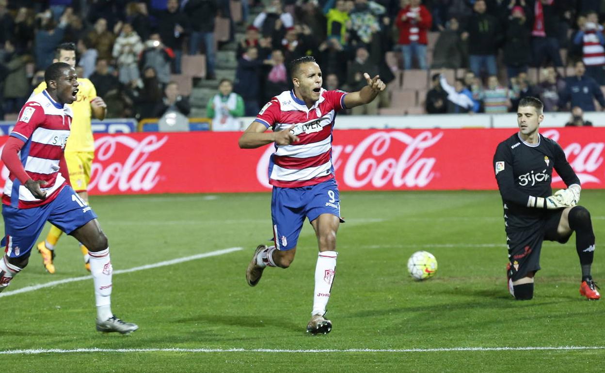 El Arabi celebra un gol de su última temporada en el Granada. 