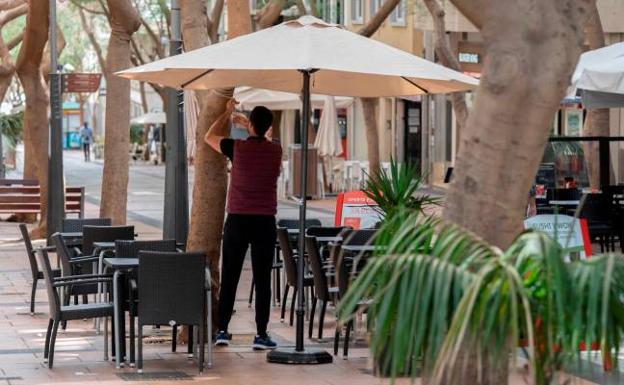 Las nuevas terrazas que quiere el Gobierno para los bares: «Más amplias a costa de los coches»