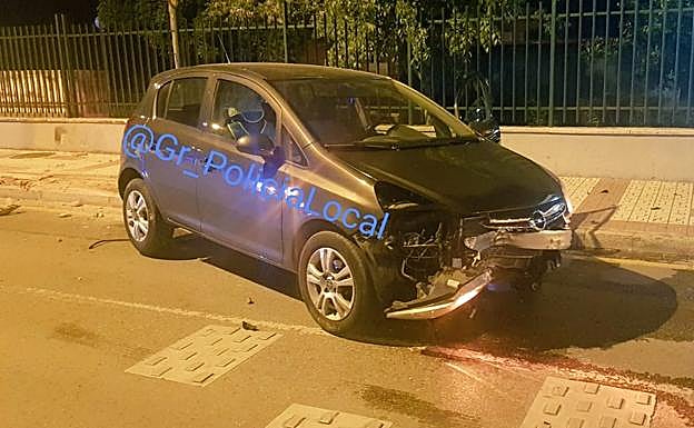 Una mujer que cuadriplicaba la tasa de alcohol estrella su coche junto a la Jefatura de la Policía Local