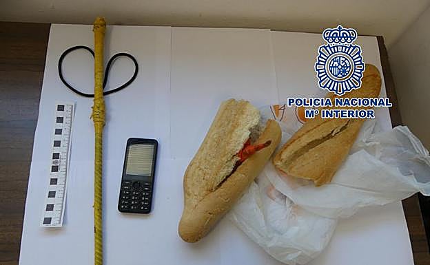 Escondía una bolsa con 16 gramos de cocaína en una barra de pan y lo descubrieron en un control en Motril