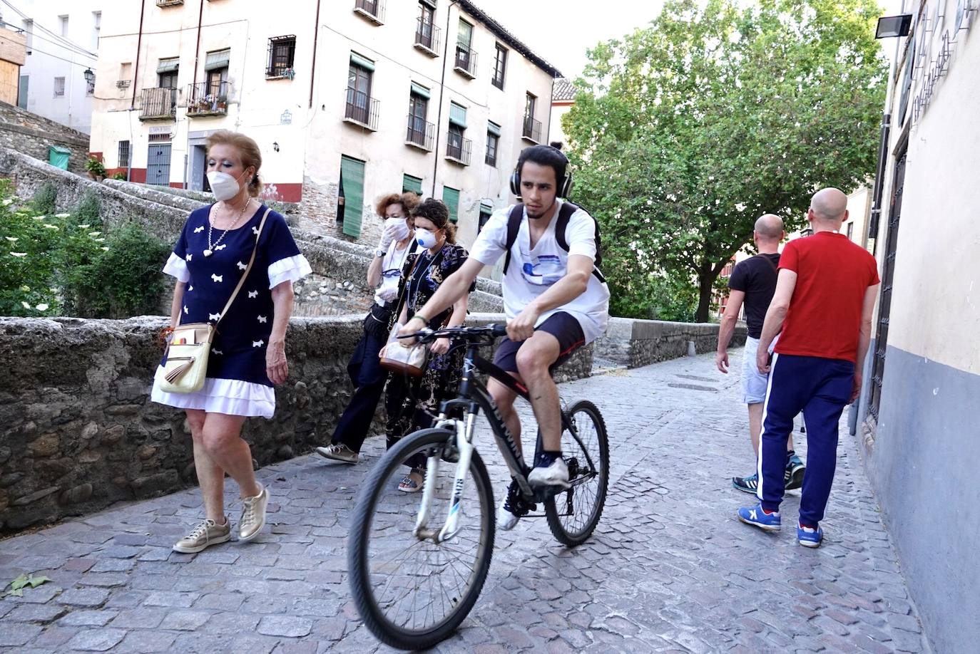 Este lunes marca un antes y un después en la desescalada en la ciudad, con la reapertura de algunos comercios, junto con la ya iniciada salida a la calle por horarios