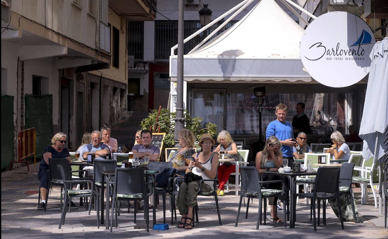 Varios ciudadanos en una terraza de Almuñécar, el último día antes del decreto de estado de alarma.