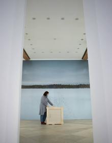 Imagen secundaria 2 - Tareas de vigilancia y mantenimiento en la exposición 'Solovky', de Castro Prieto y Trapiello, en el Centro José Guerrero de la Diputación de Granada