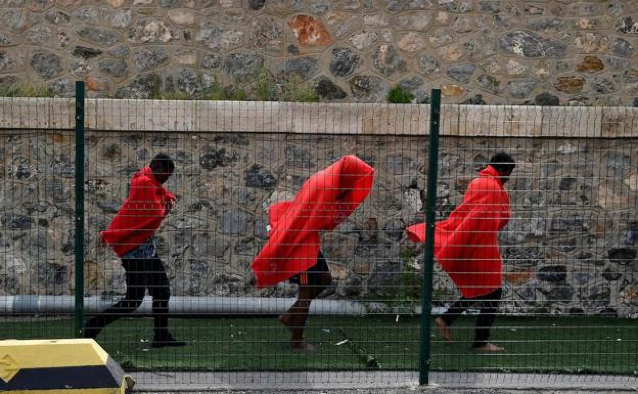 Un grupo de inmigrantes llegan al Puerto de Almería tras ser rescatados en Alborán. 