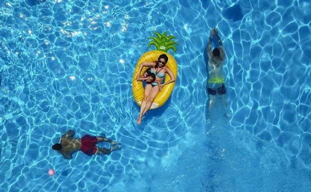 Sanidad aclara el plan del Gobierno para la reapertura de las piscinas