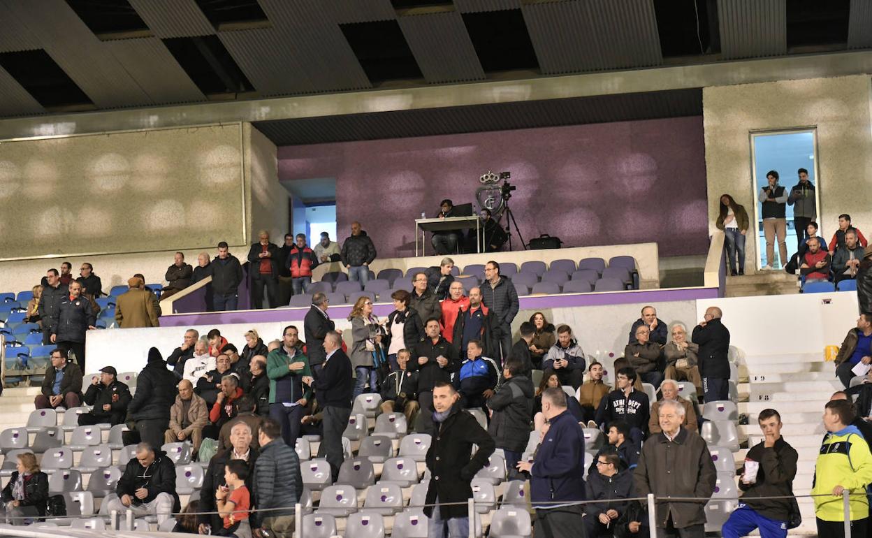 Palco en el estadio de la Victoria, con Andrés Rodriguez en él. 