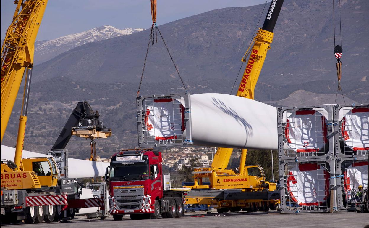 El puerto de Motril exporta a Norteamérica medio centenar de aspas