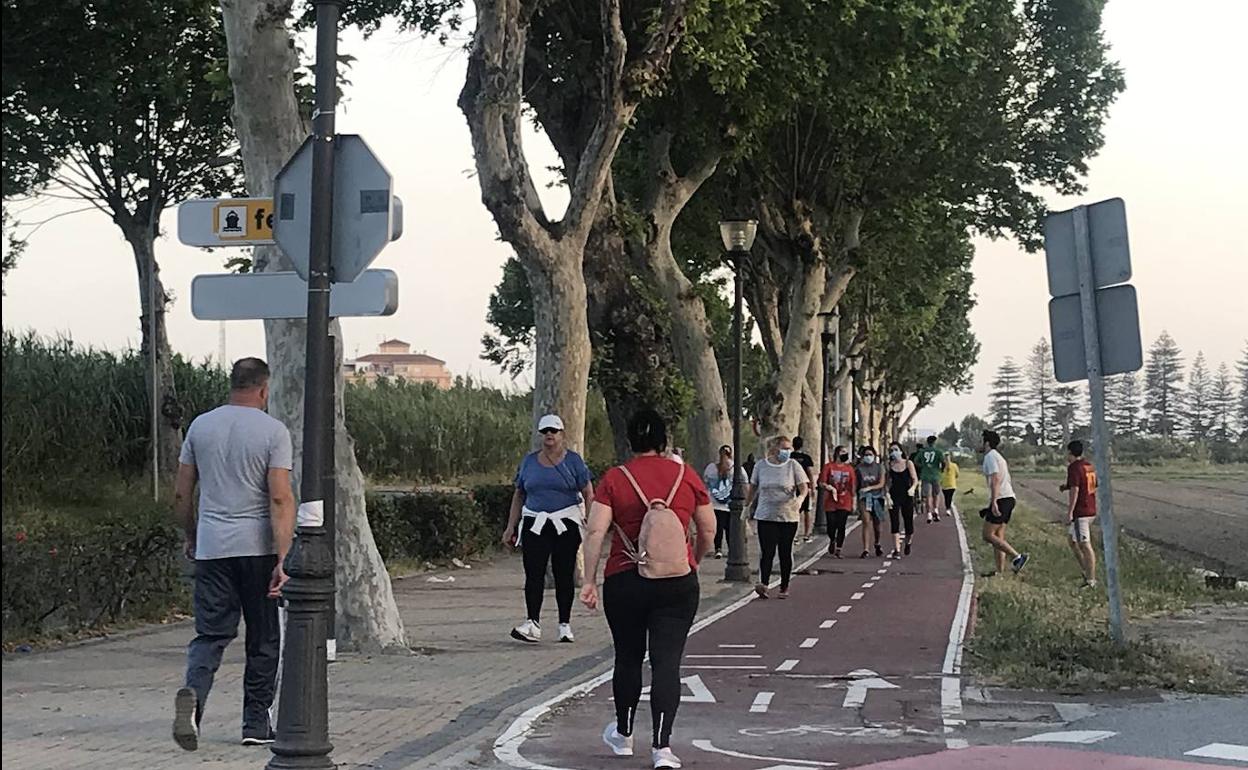 Decenas de personas caminan cada día hacia la playa.