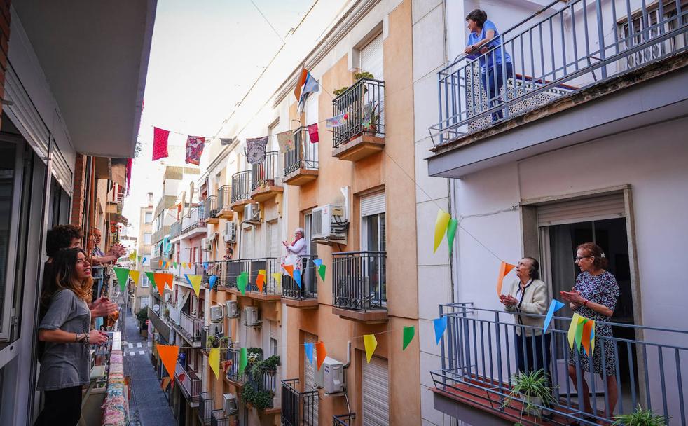 El balcón de Asun y su familia es el altavoz de la calle, el escenario al que todos los vecinos de la calle Afán de Ribera miran para unirse en un aplauso a las ocho de la tarde.