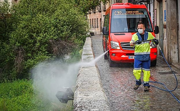 Imagen principal - Trabajos de desinfección en la Carrera del Darro.