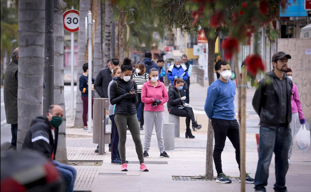 Vecinos de Motril haciendo cola para recoger mascarillas en Correos.