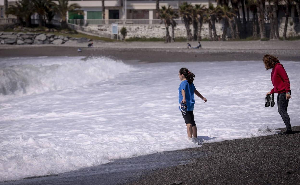 Ahora mismo puede pasearse por la playa, pero están cerradas al baño.