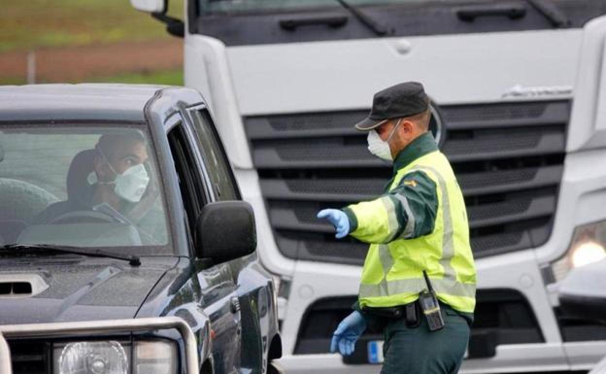 DGT | ¿Te pueden multar por llevar la mascarilla mal puesta en el coche? ¿Cuándo es obligatoria?