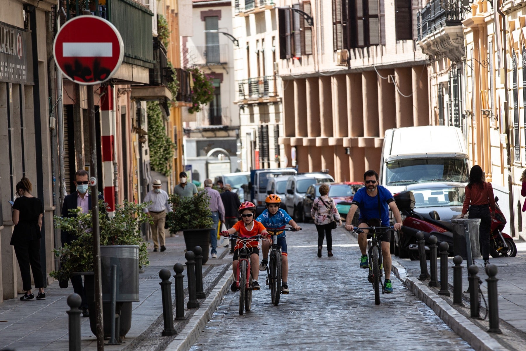 Las calles van notando cada vez más afluencia con las salidas permitidas dentro de la desescalada