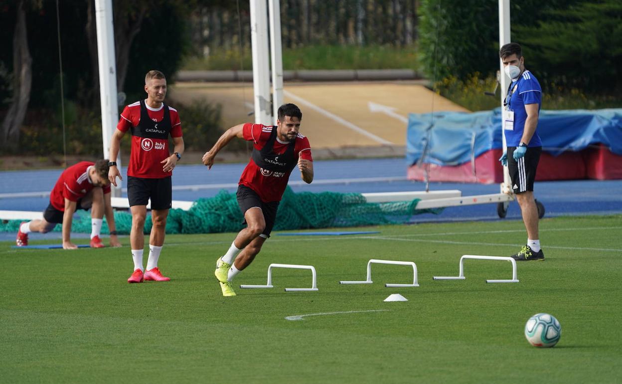 Francis, Iván Balliu y José Romera, observados por Víctor Fortes, trabajan en el Anexo. 