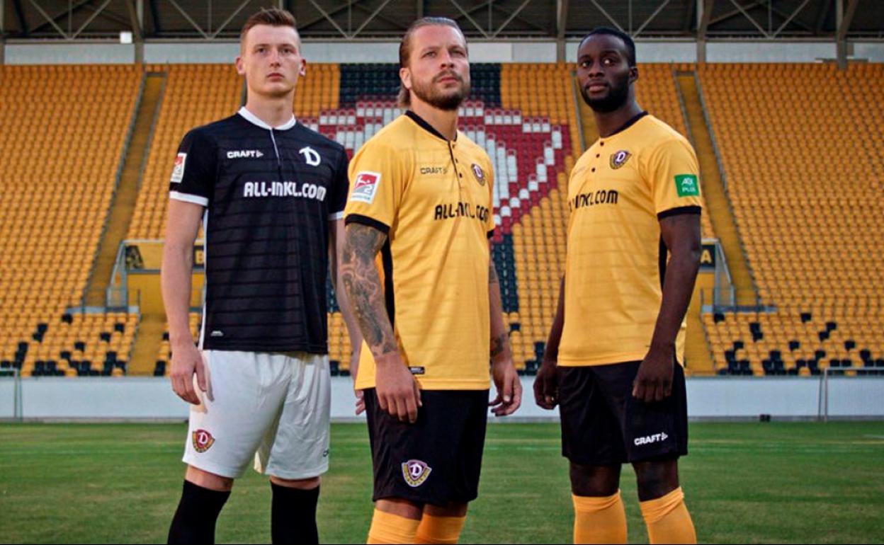 Futbolistas del Dynamo Dresden en la presentación oficial de su equipación. 