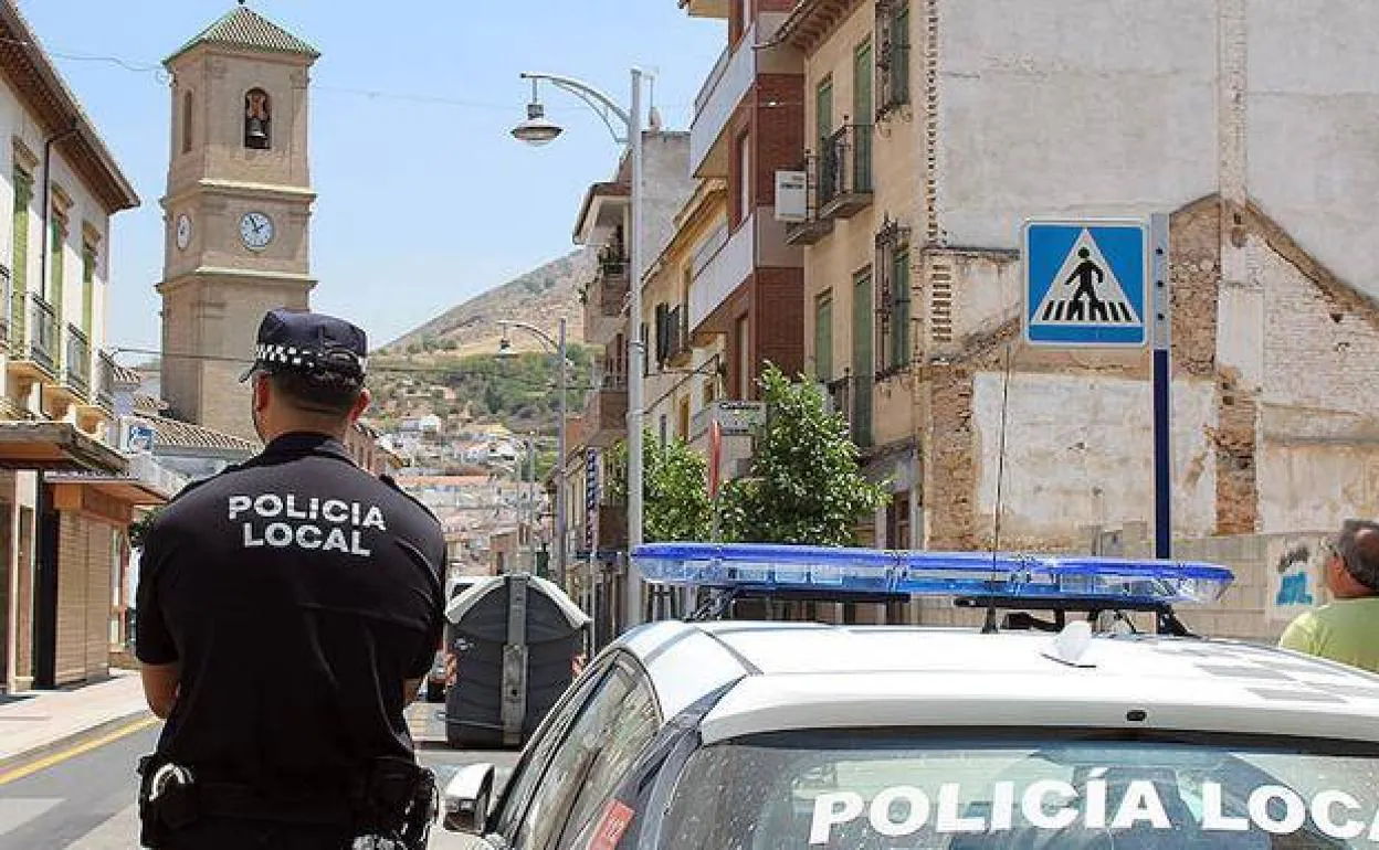 La Policía Local de Pinos Puente durante una intervención.