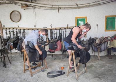 Imagen secundaria 1 - Una jornada de trabajo en la granja escuela.