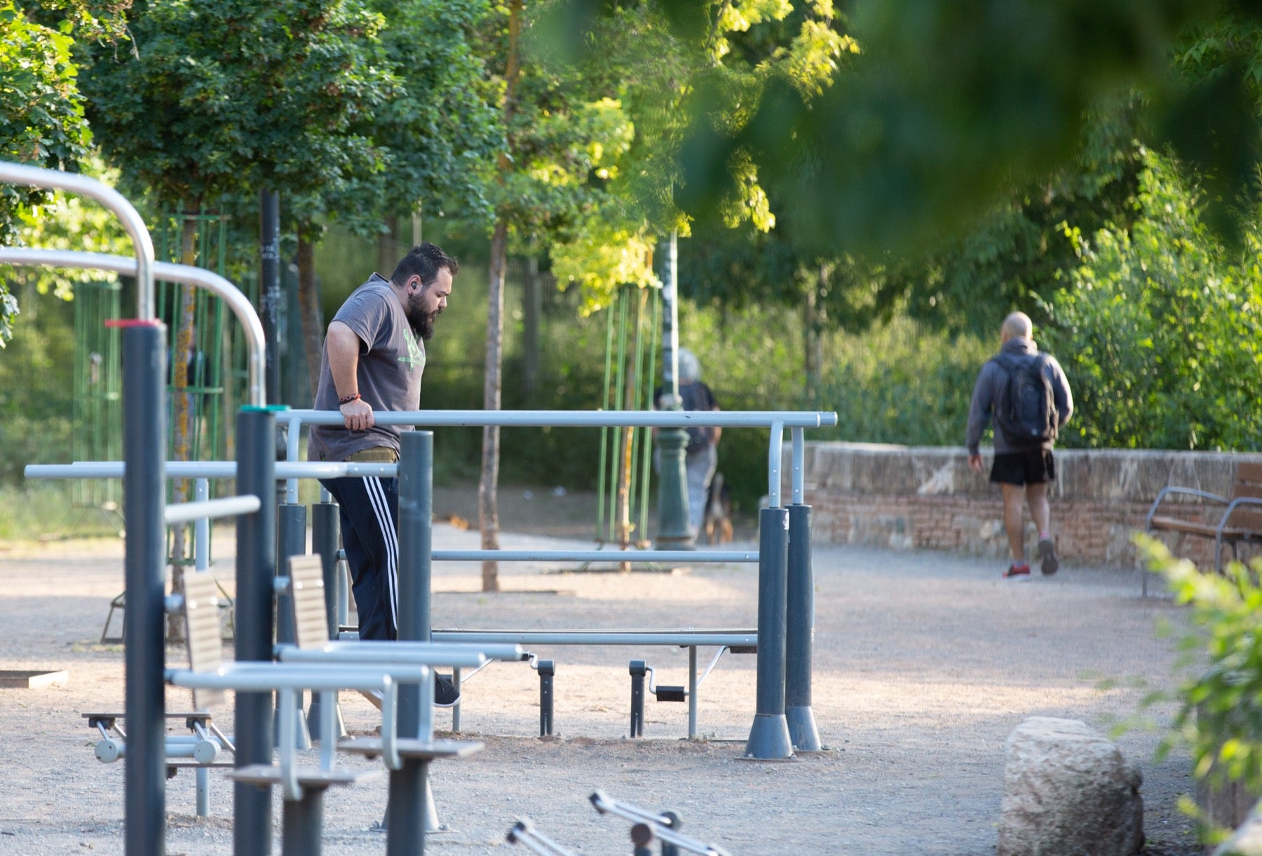 Una importante cantidad de granadinos toma los parques para caminar y hacer deporte