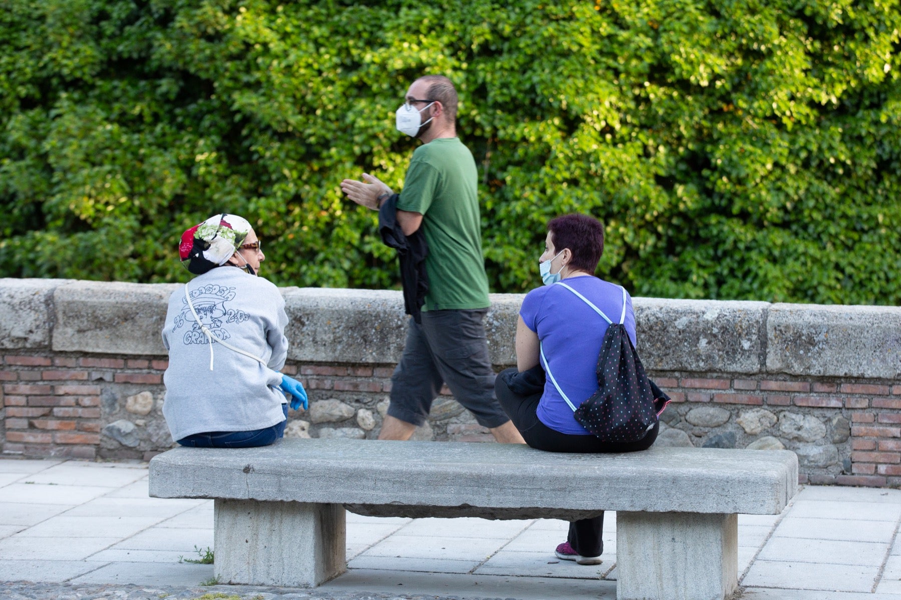 Una importante cantidad de granadinos toma los parques para caminar y hacer deporte