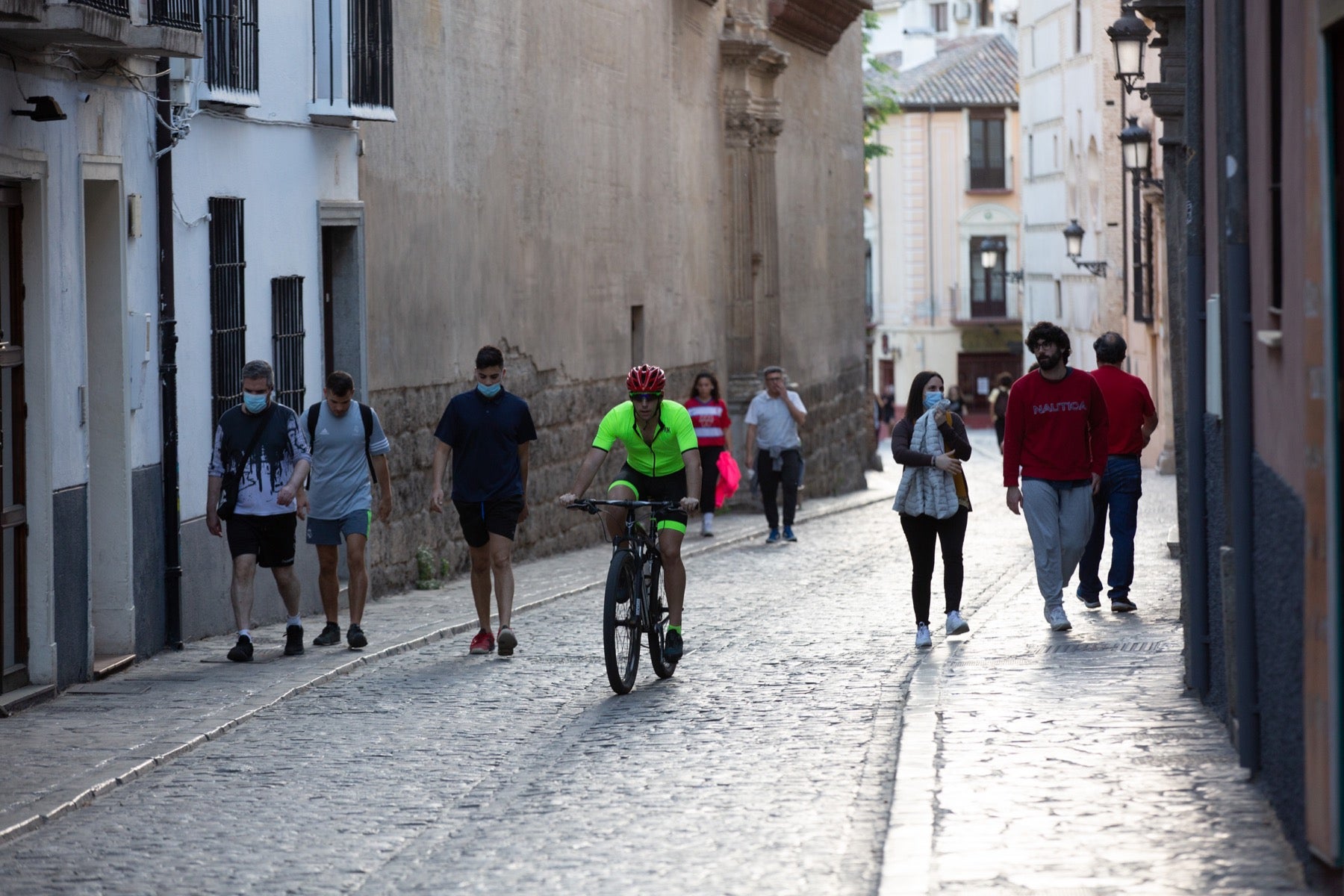 Una importante cantidad de granadinos toma los parques para caminar y hacer deporte