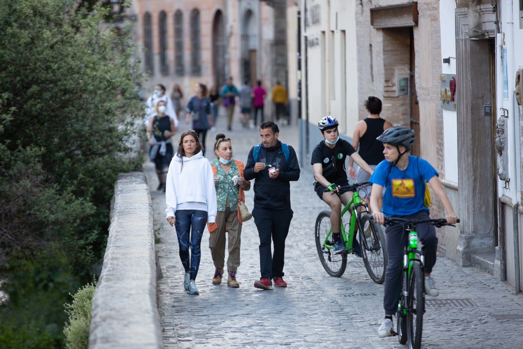 Una importante cantidad de granadinos toma los parques para caminar y hacer deporte