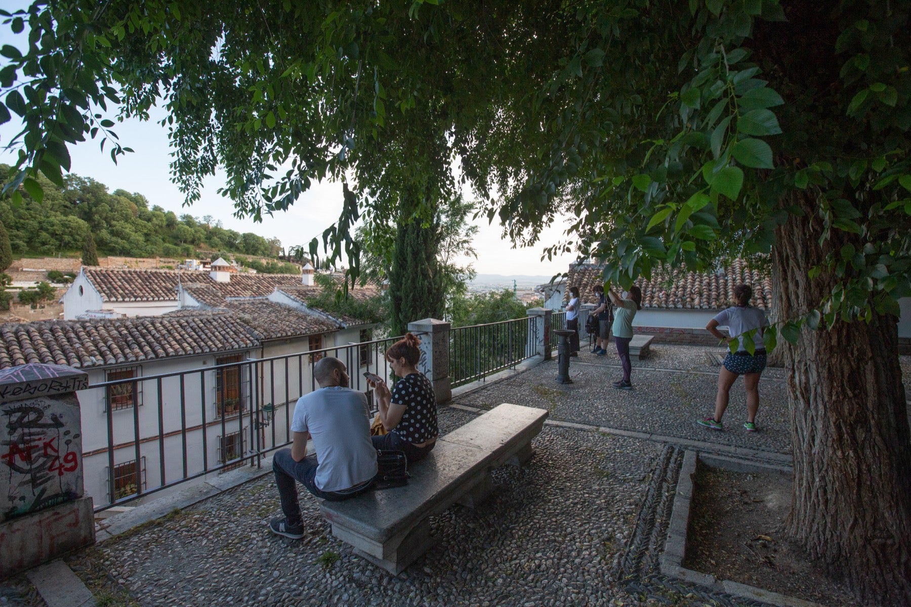 Una importante cantidad de granadinos toma los parques para caminar y hacer deporte