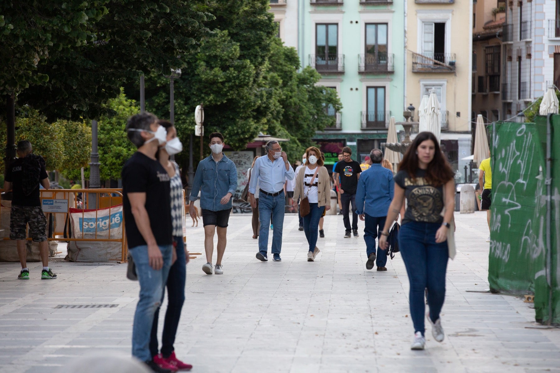 Una importante cantidad de granadinos toma los parques para caminar y hacer deporte