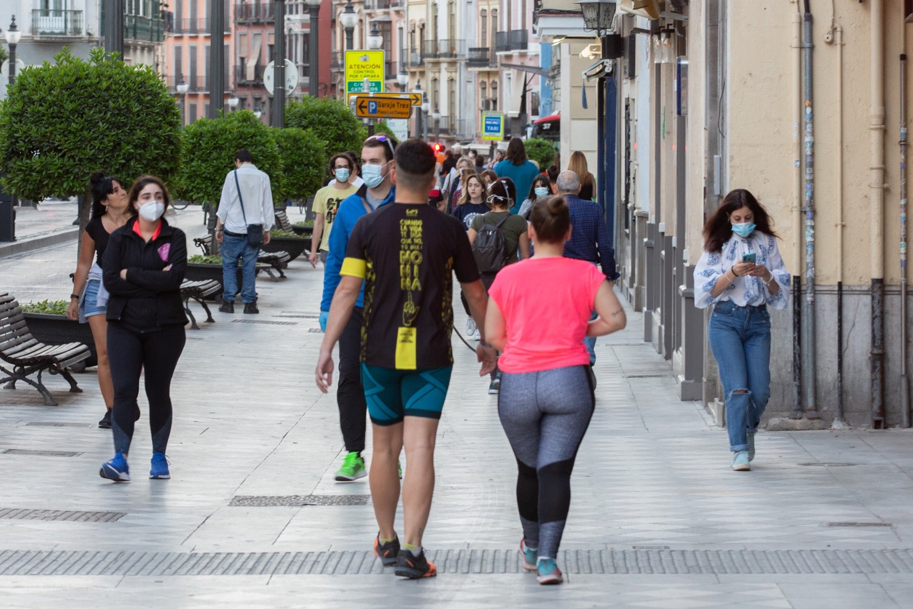 Una importante cantidad de granadinos toma los parques para caminar y hacer deporte