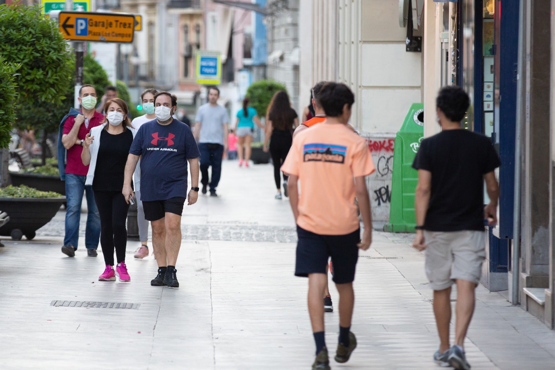 Una importante cantidad de granadinos toma los parques para caminar y hacer deporte