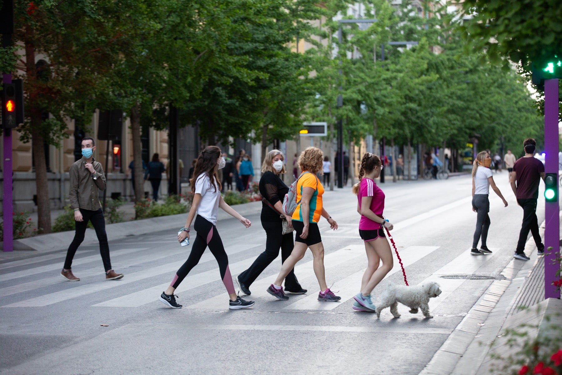 Una importante cantidad de granadinos toma los parques para caminar y hacer deporte