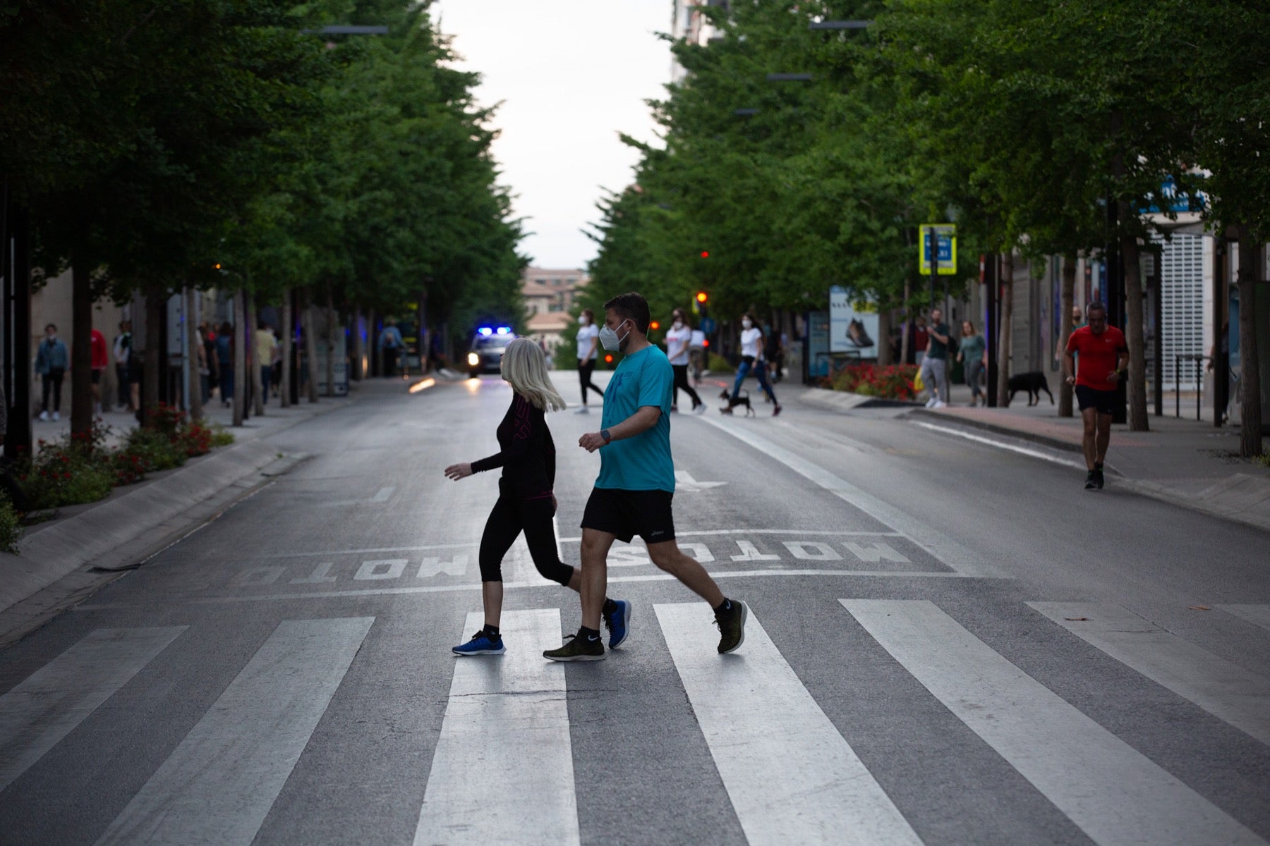 Una importante cantidad de granadinos toma los parques para caminar y hacer deporte