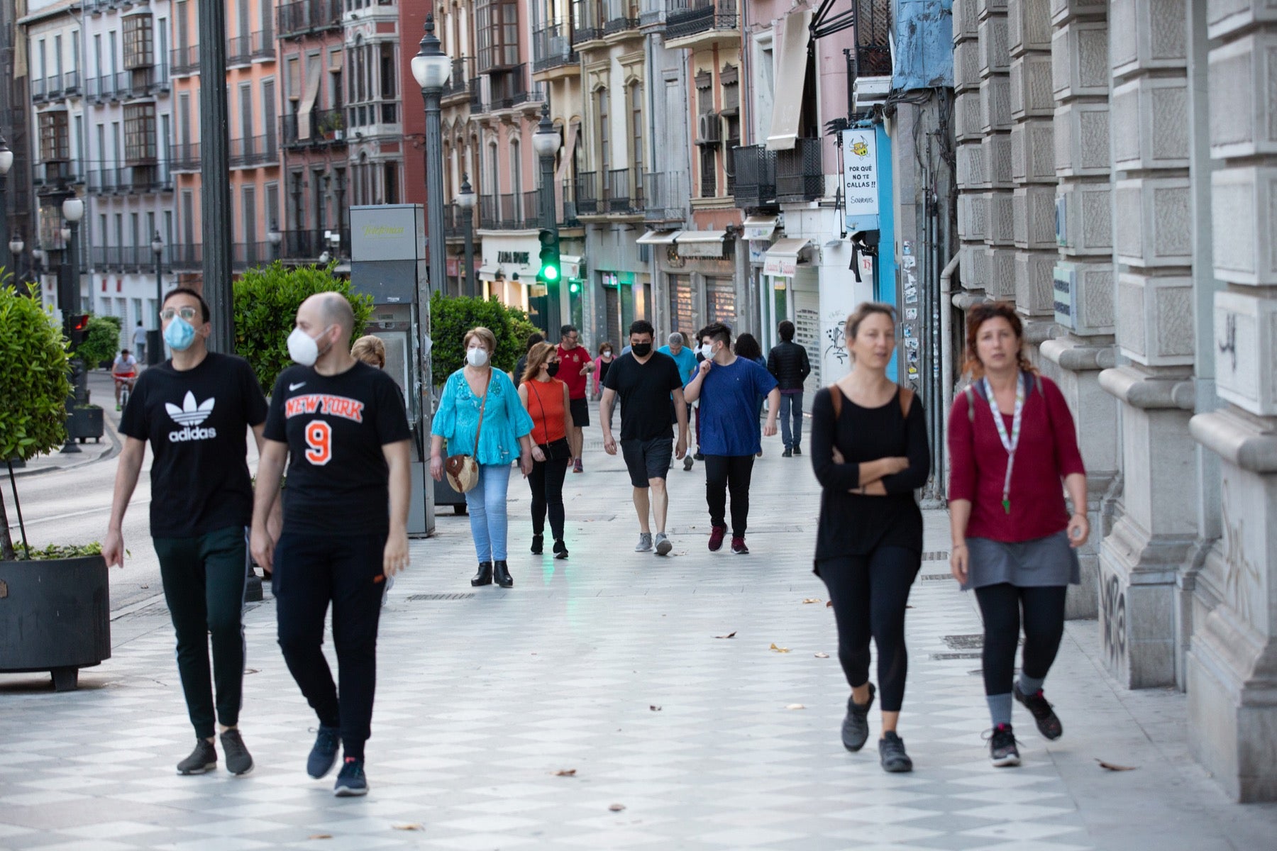 Una importante cantidad de granadinos toma los parques para caminar y hacer deporte