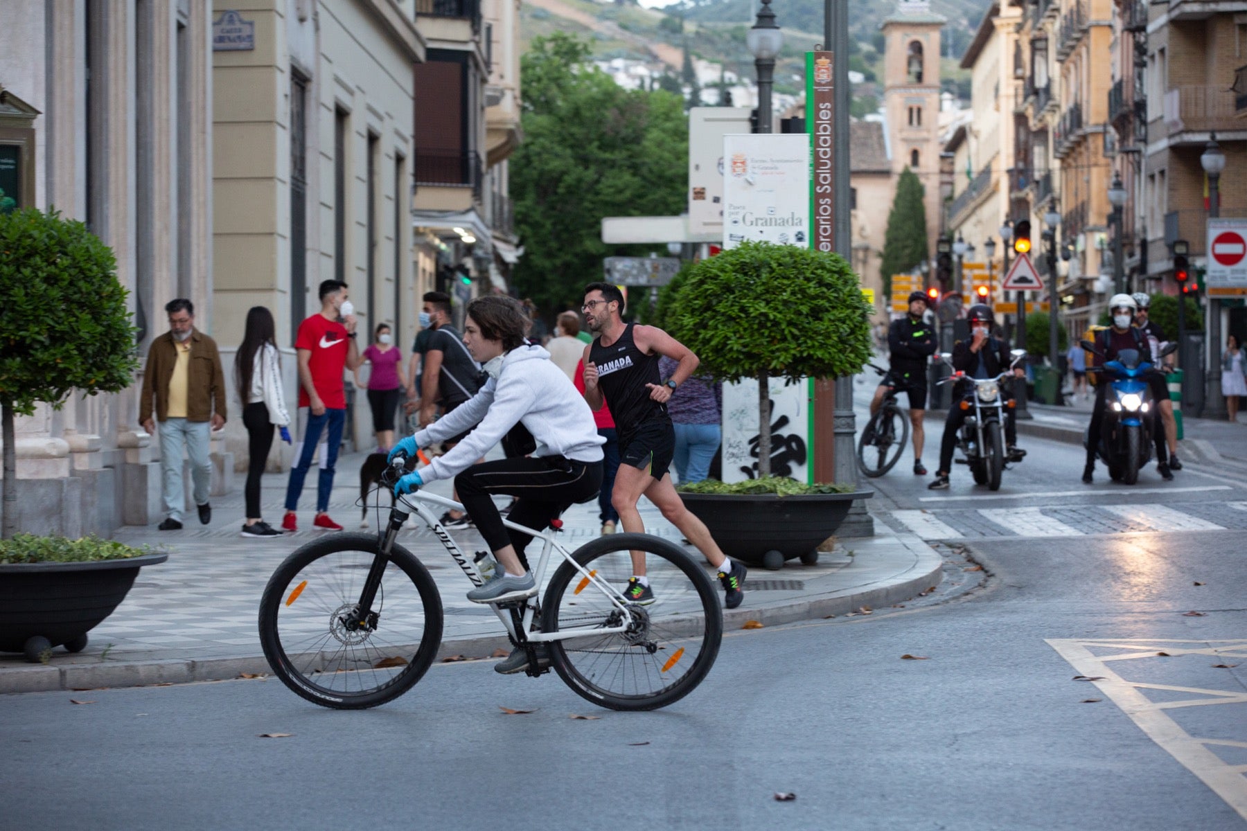 Una importante cantidad de granadinos toma los parques para caminar y hacer deporte