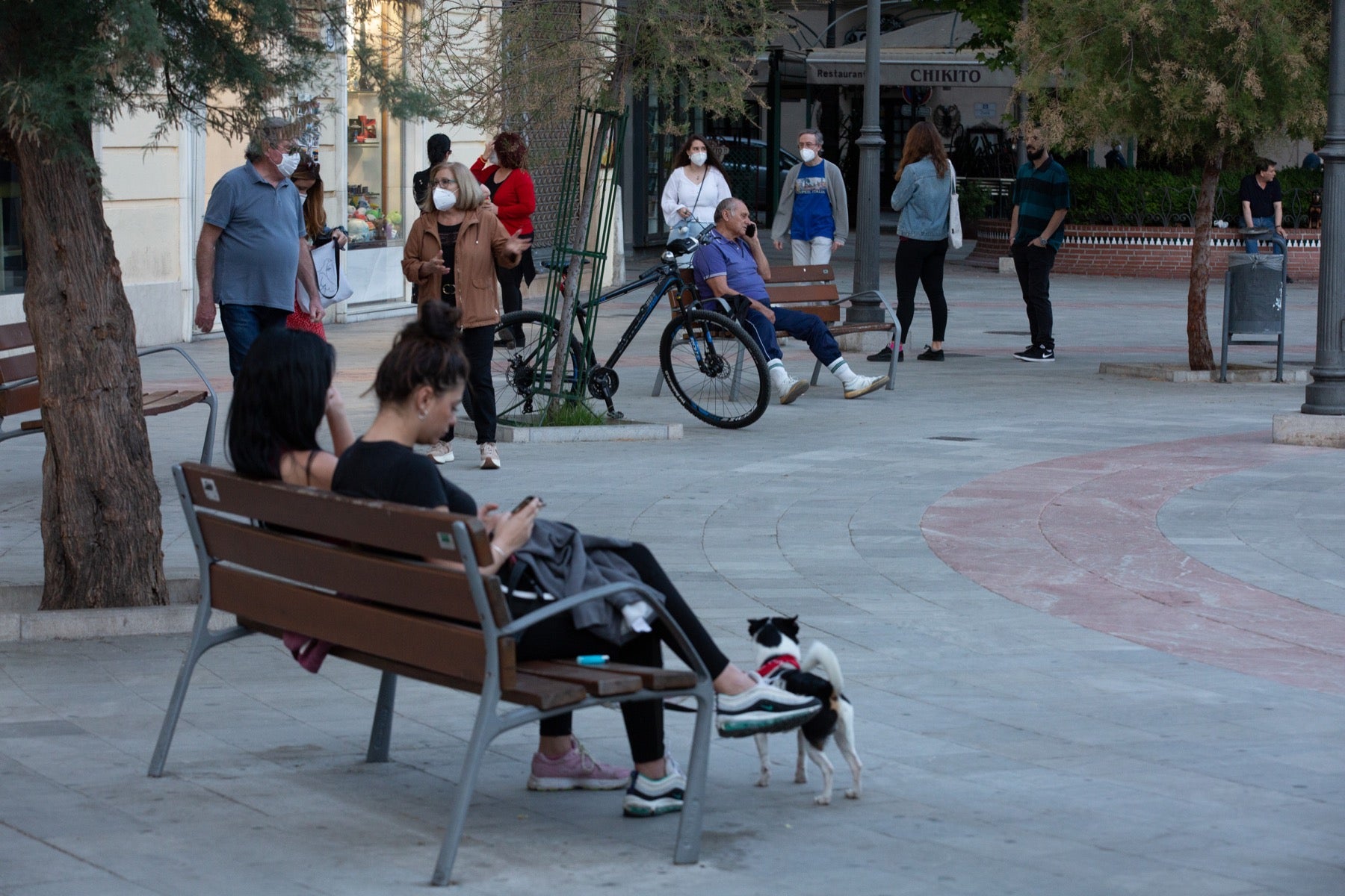 Una importante cantidad de granadinos toma los parques para caminar y hacer deporte