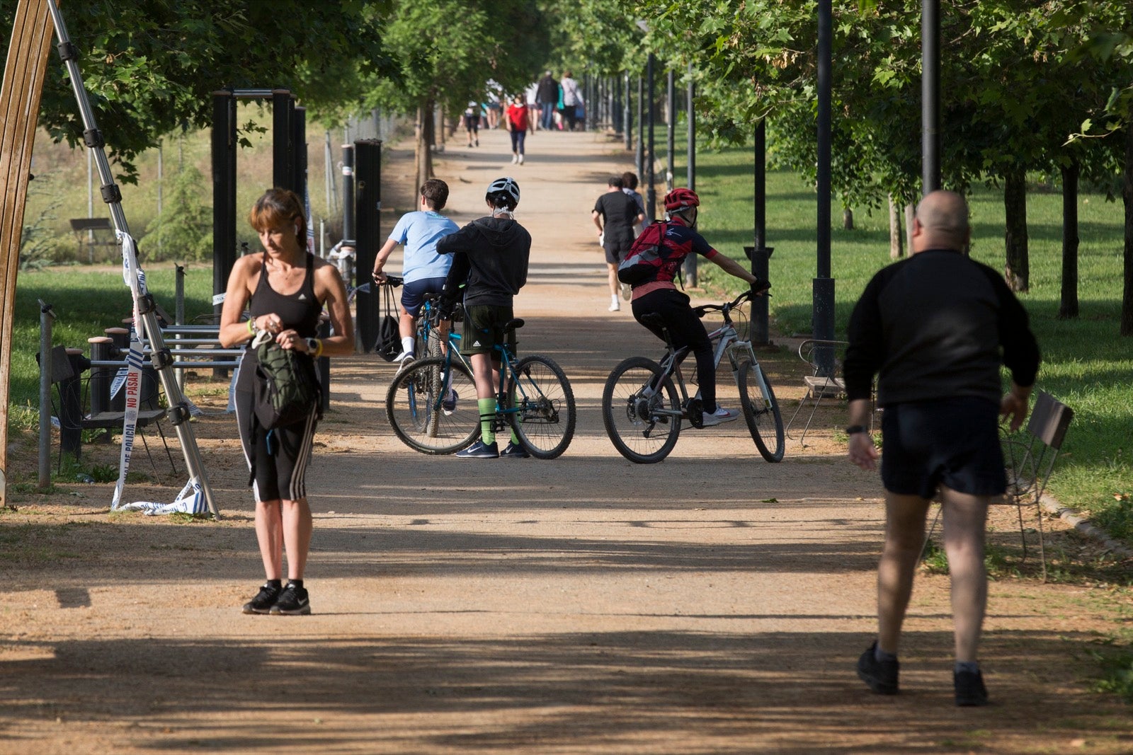 Una importante cantidad de granadinos toma los parques para caminar y hacer deporte