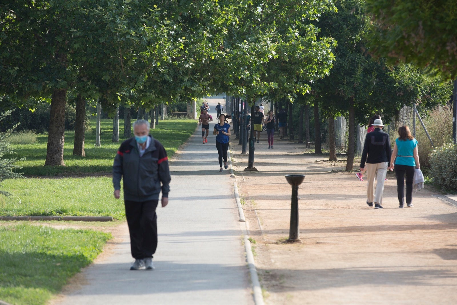 Una importante cantidad de granadinos toma los parques para caminar y hacer deporte