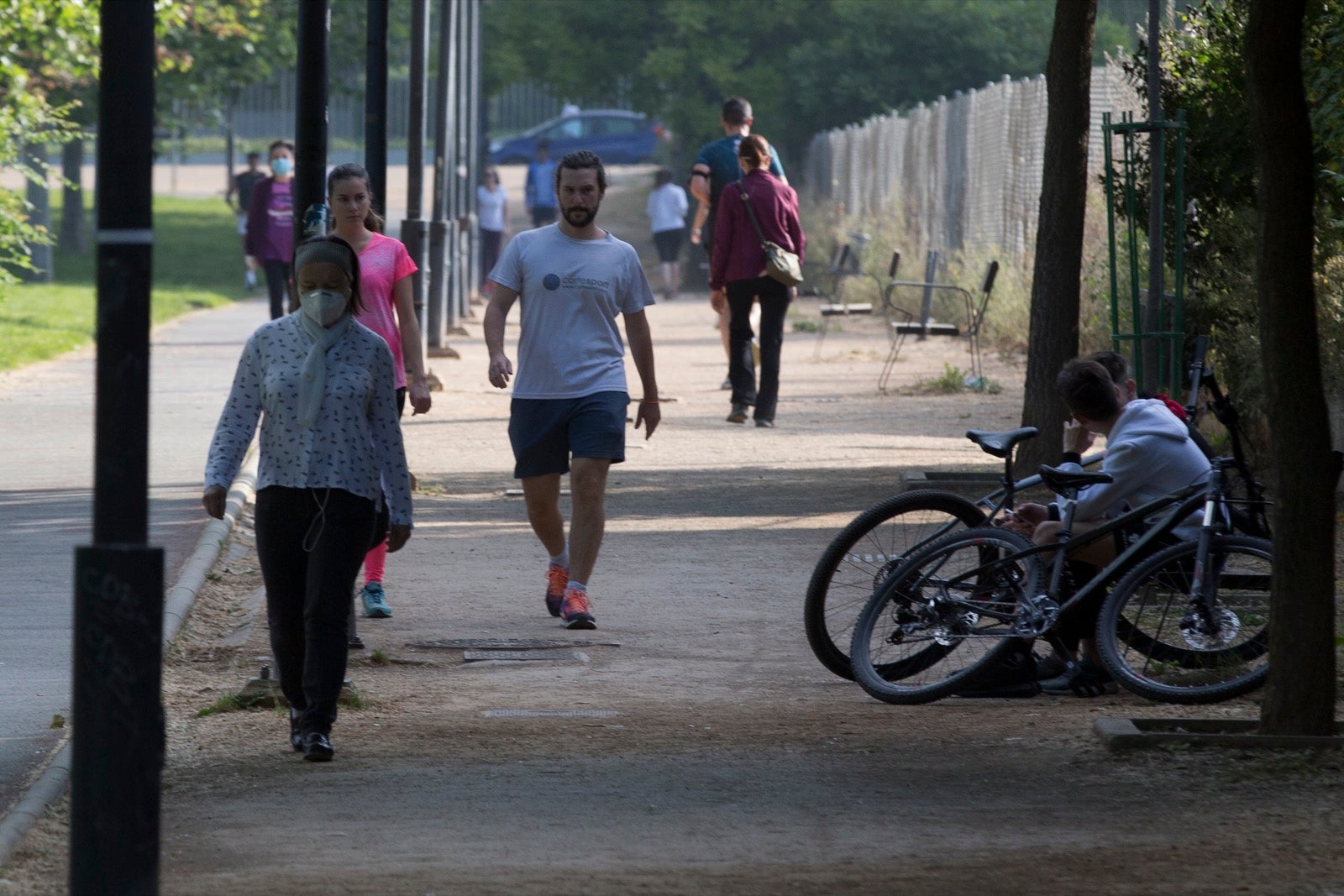 Una importante cantidad de granadinos toma los parques para caminar y hacer deporte