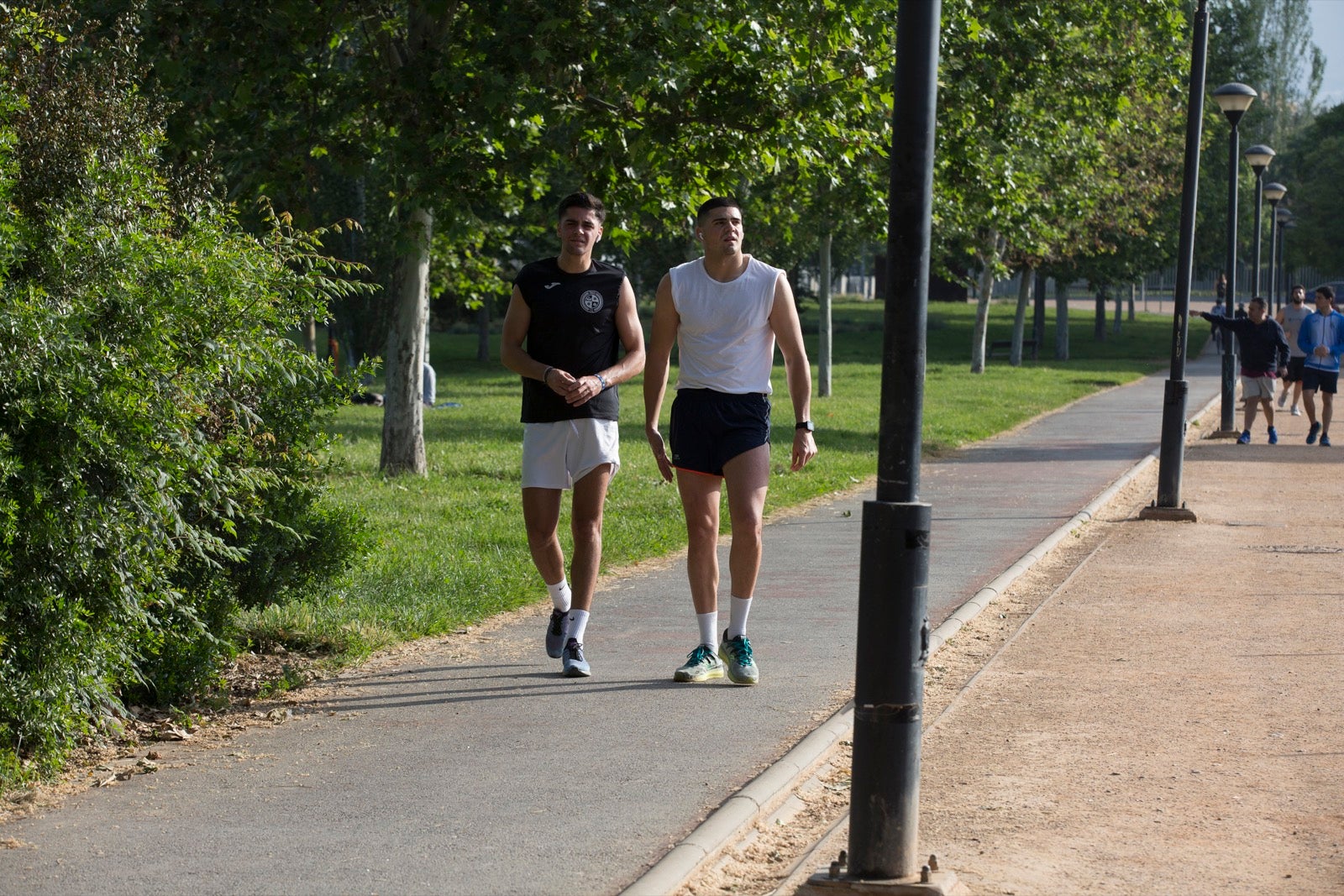 Una importante cantidad de granadinos toma los parques para caminar y hacer deporte