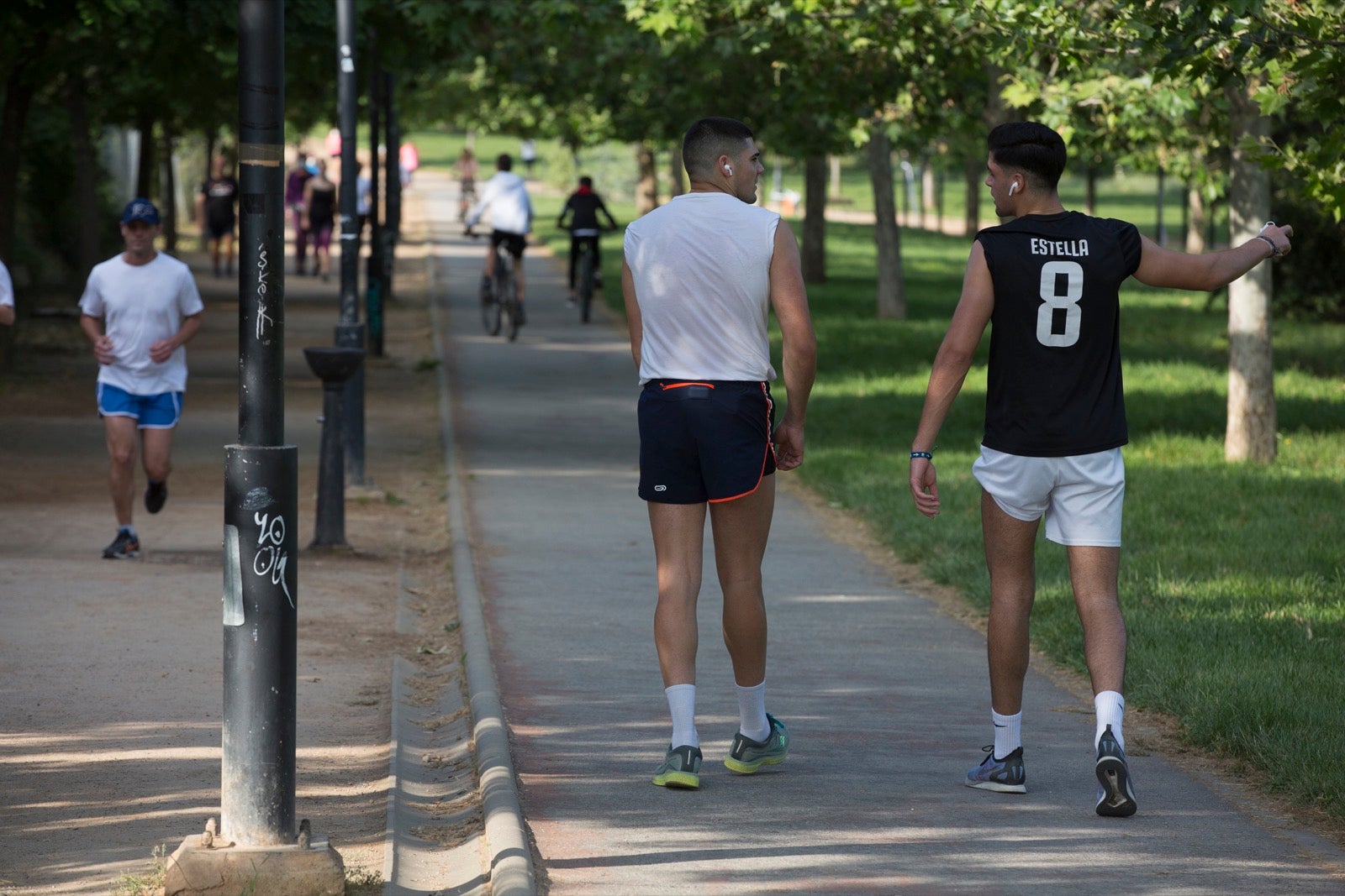 Una importante cantidad de granadinos toma los parques para caminar y hacer deporte