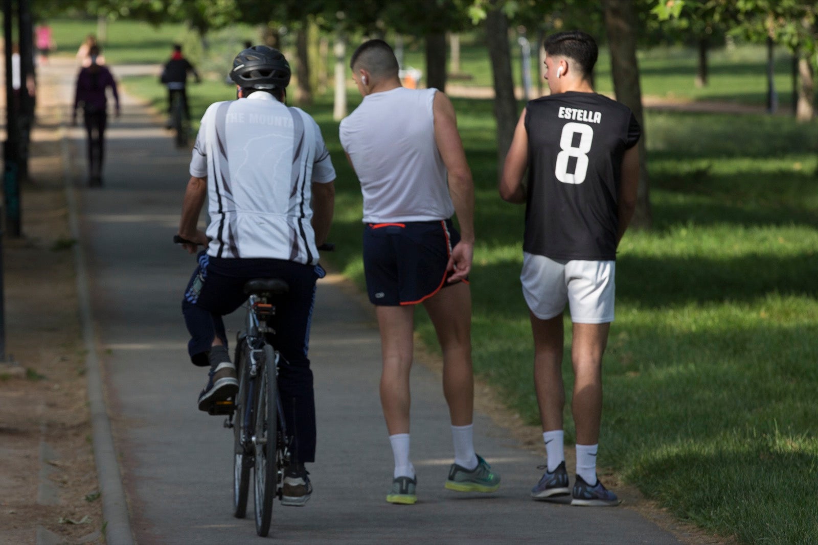 Una importante cantidad de granadinos toma los parques para caminar y hacer deporte