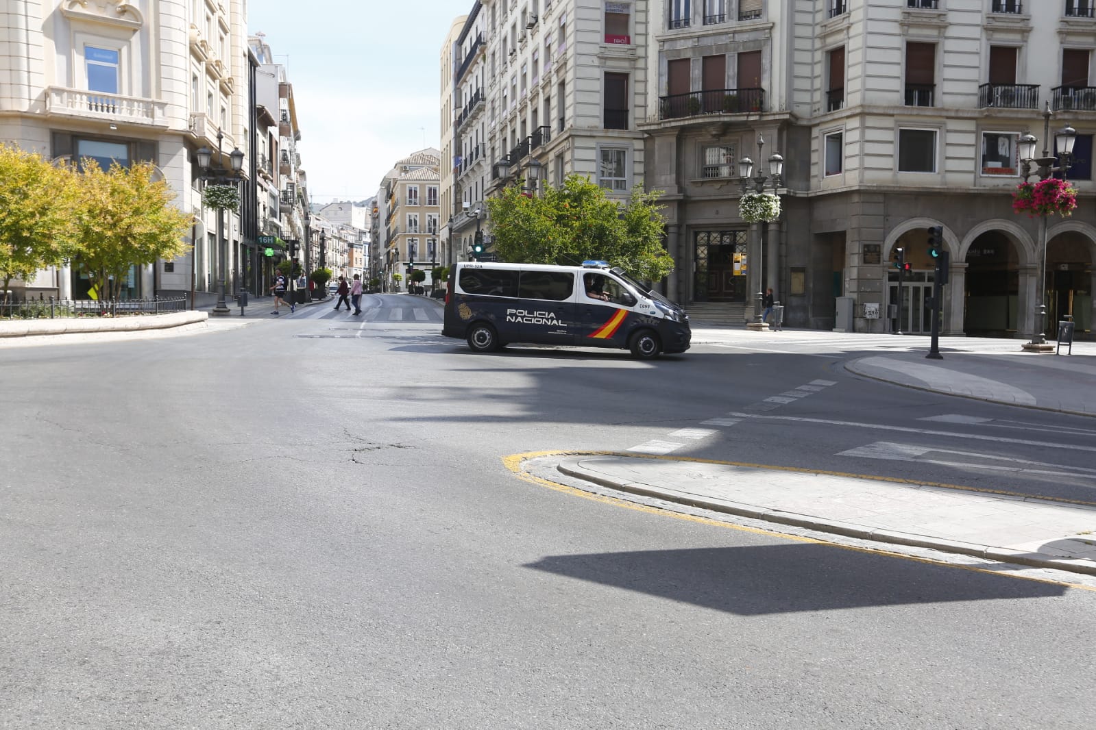 Una importante cantidad de granadinos toma los parques para caminar y hacer deporte