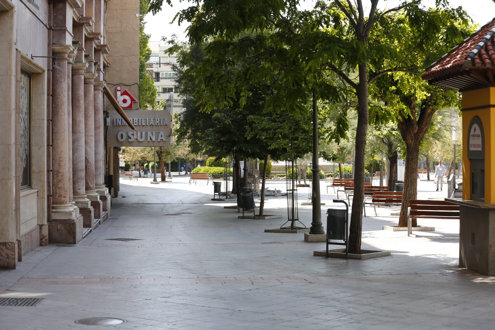 Una importante cantidad de granadinos toma los parques para caminar y hacer deporte