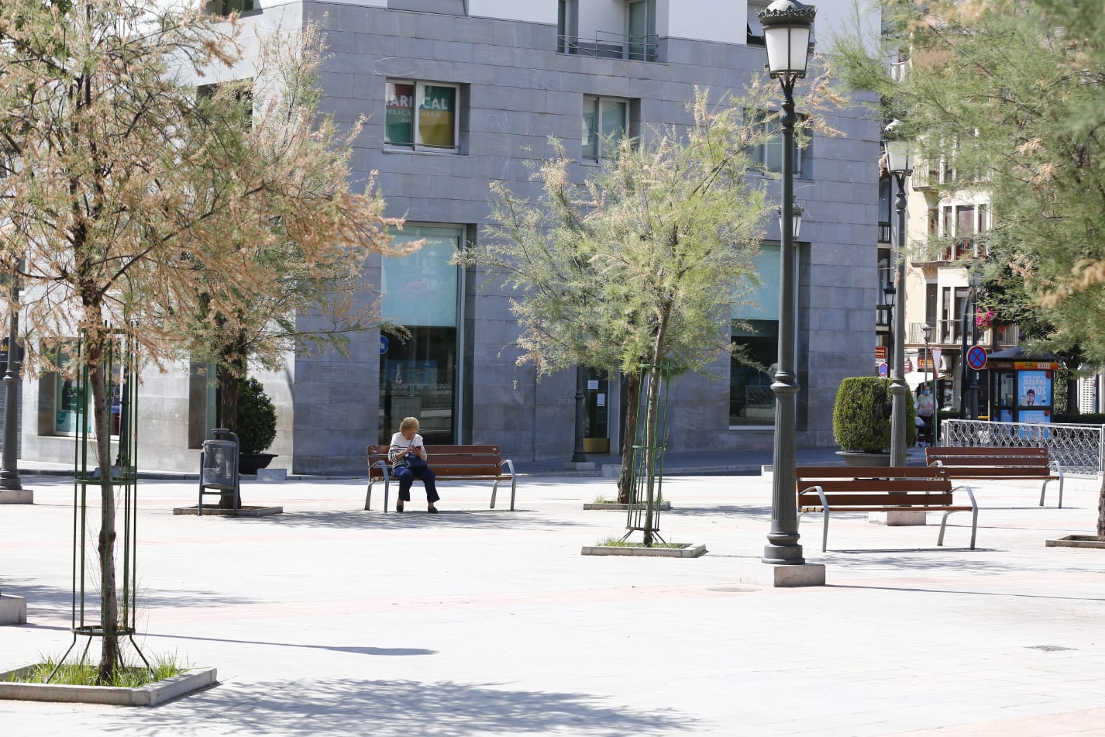 Una importante cantidad de granadinos toma los parques para caminar y hacer deporte