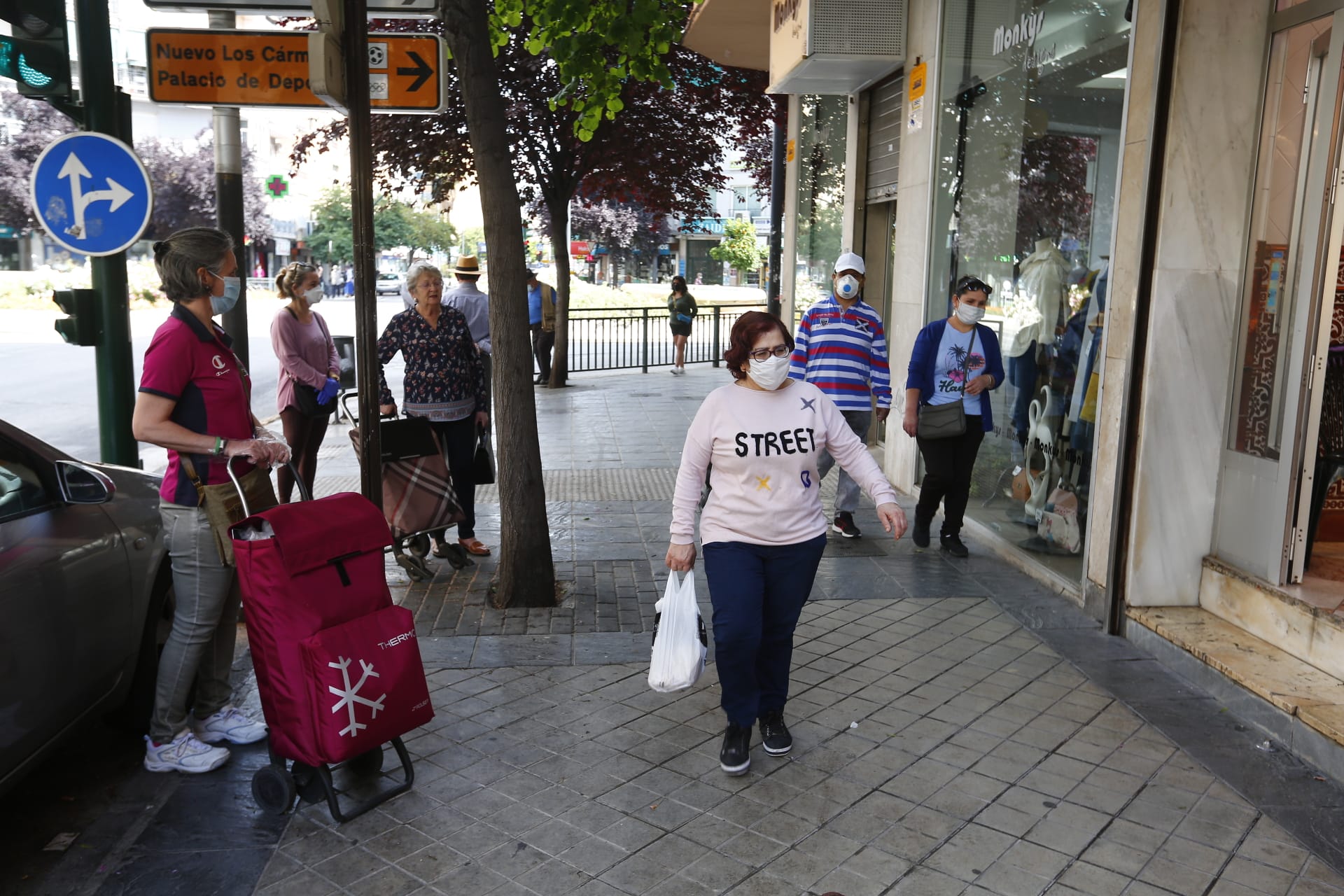 Una importante cantidad de granadinos toma los parques para caminar y hacer deporte