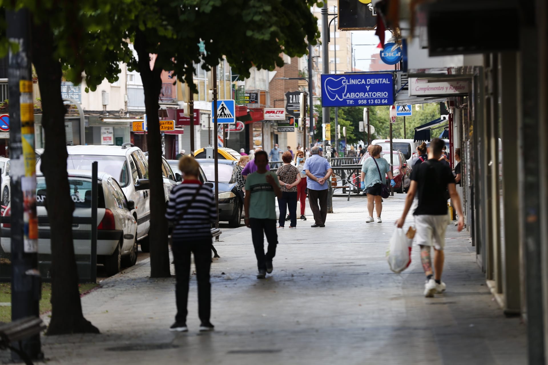 Una importante cantidad de granadinos toma los parques para caminar y hacer deporte