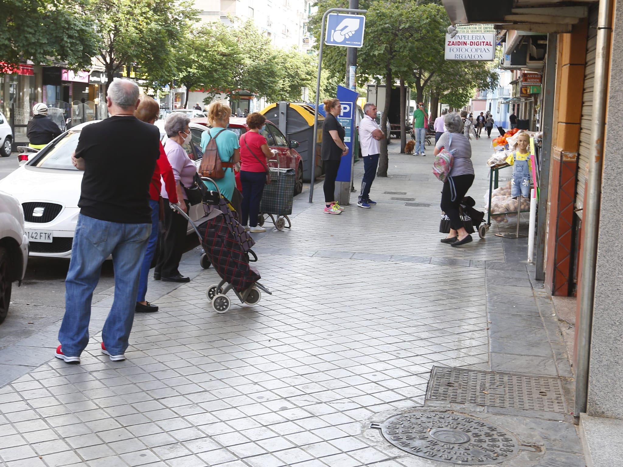 Una importante cantidad de granadinos toma los parques para caminar y hacer deporte