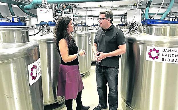 Eva Ortega-Paino, con un colega en el Biobanco Nacional Danés. 